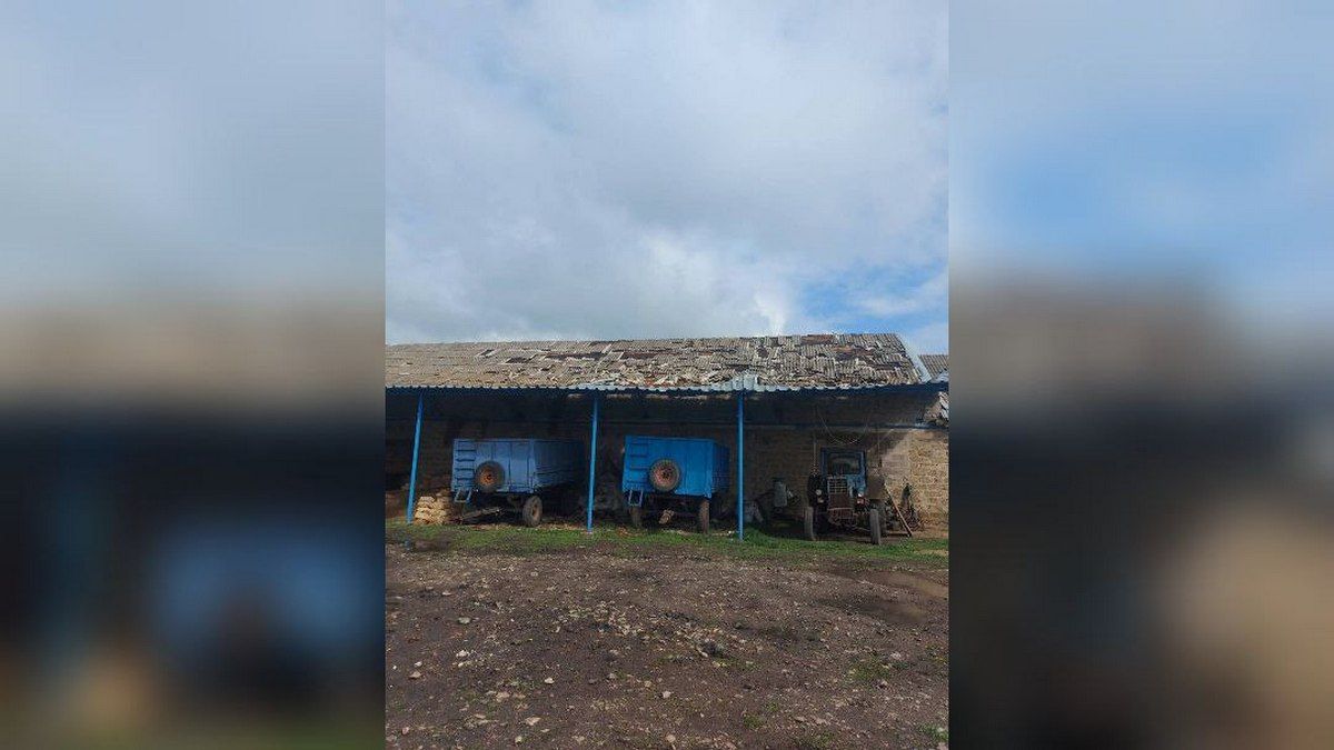 Враг нанес ракетный удар по постройке с сельхозтехникой в Синельниковском районе