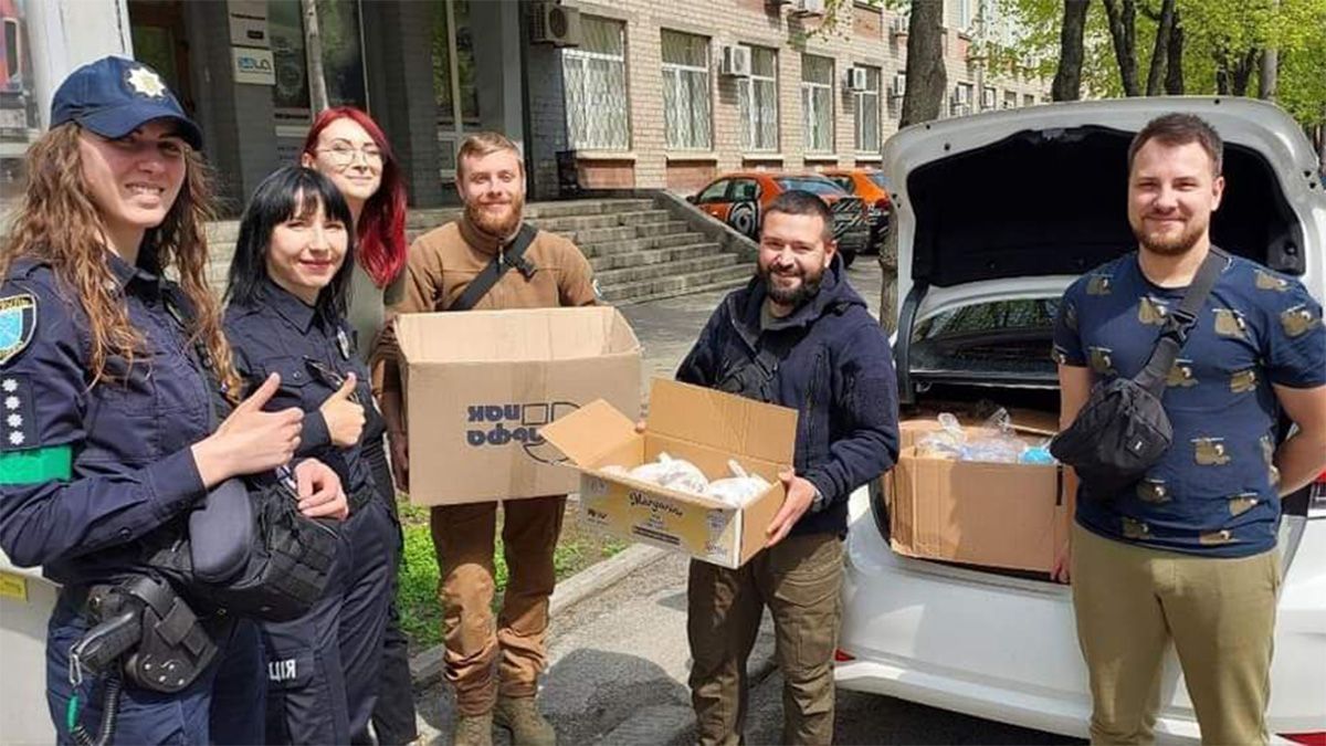 Спасибо за ваши пожертвования: Информатор поздравил с Пасхой бойцов, полицейских и спасателей