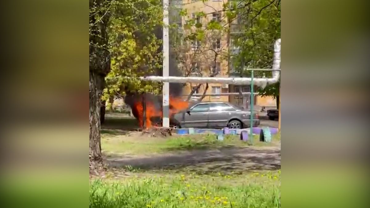 В Днепре на Слобожанском проспекте горел автомобиль Audi