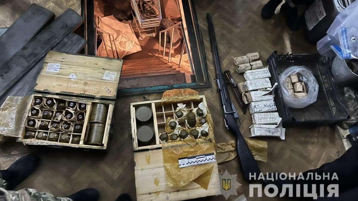 В Днепре из гаража местного жителя изъяли схрон со взрывчаткой
