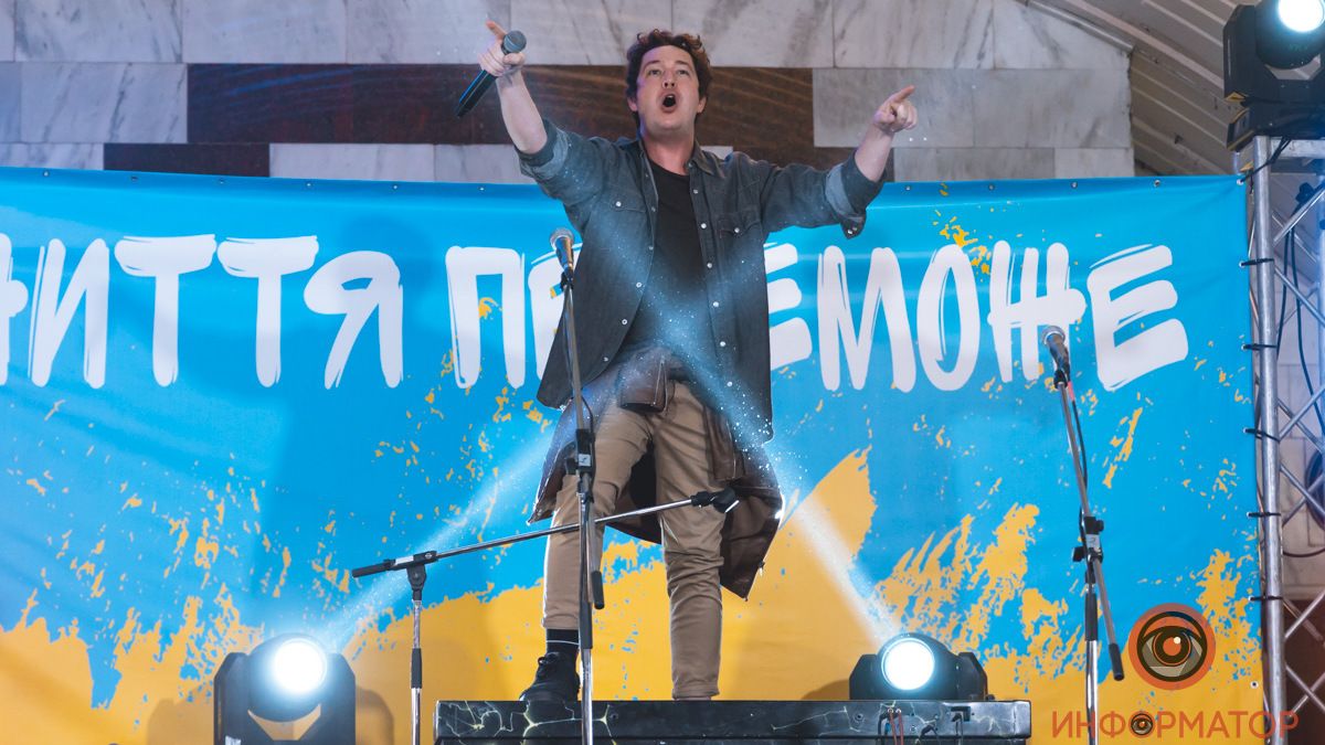 «Життя переможе»: на станции метро в Днепре выступили Pianoбой и Олег Скрипка