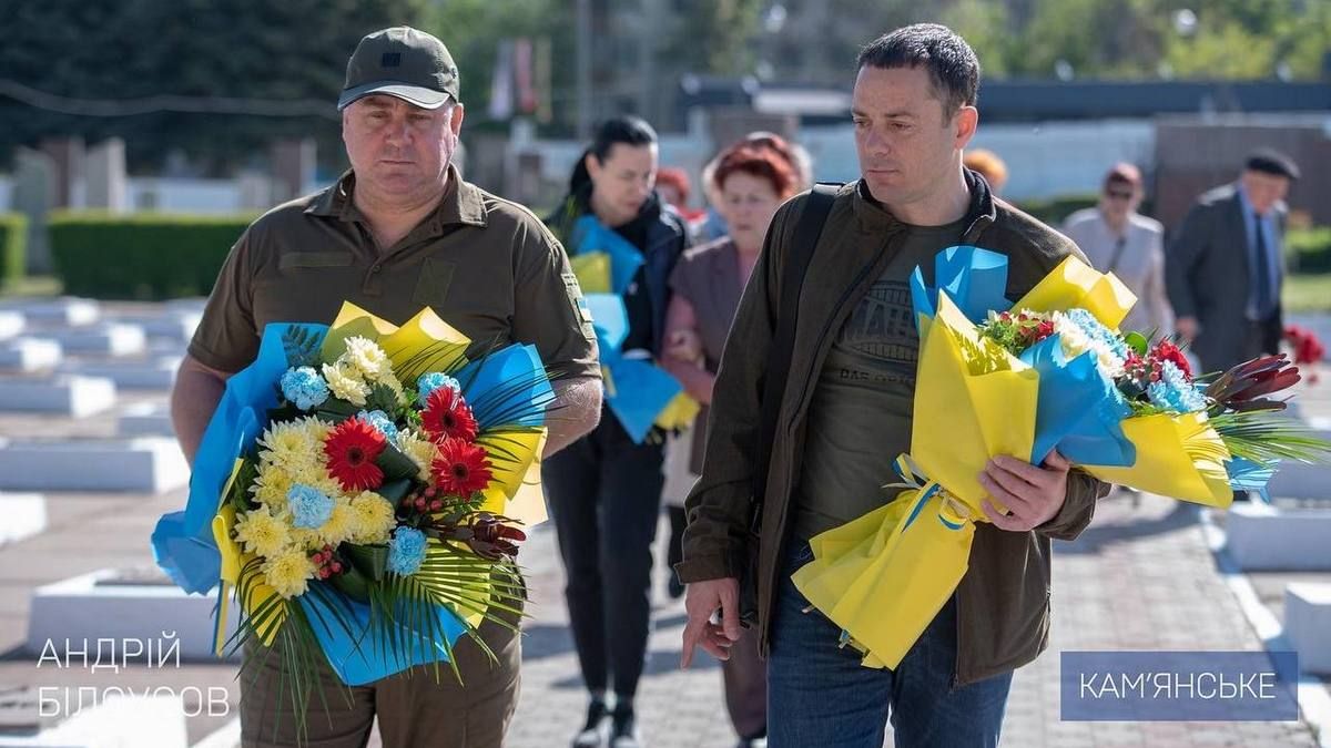 Мэр Каменского Андрей Белоусов почтил память погибших во Второй мировой войне