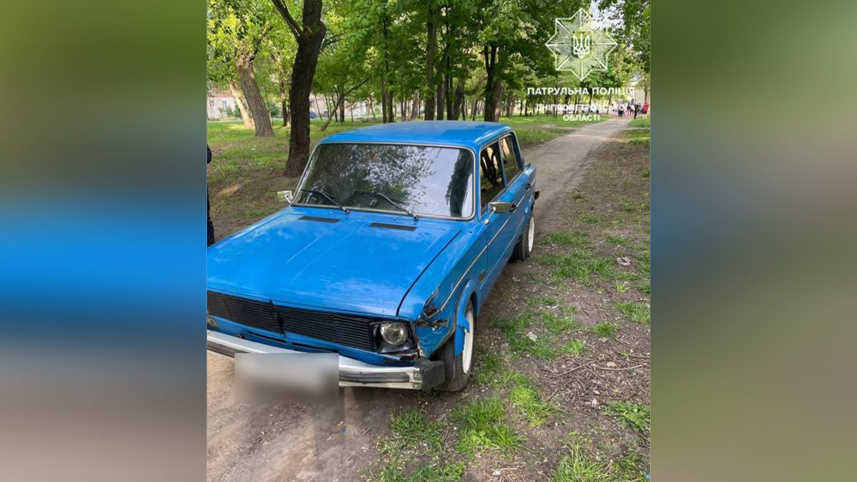 В Днепре пьяный водитель ВАЗ без прав врезался в ограждение и уехал с места: его поймали полицейские