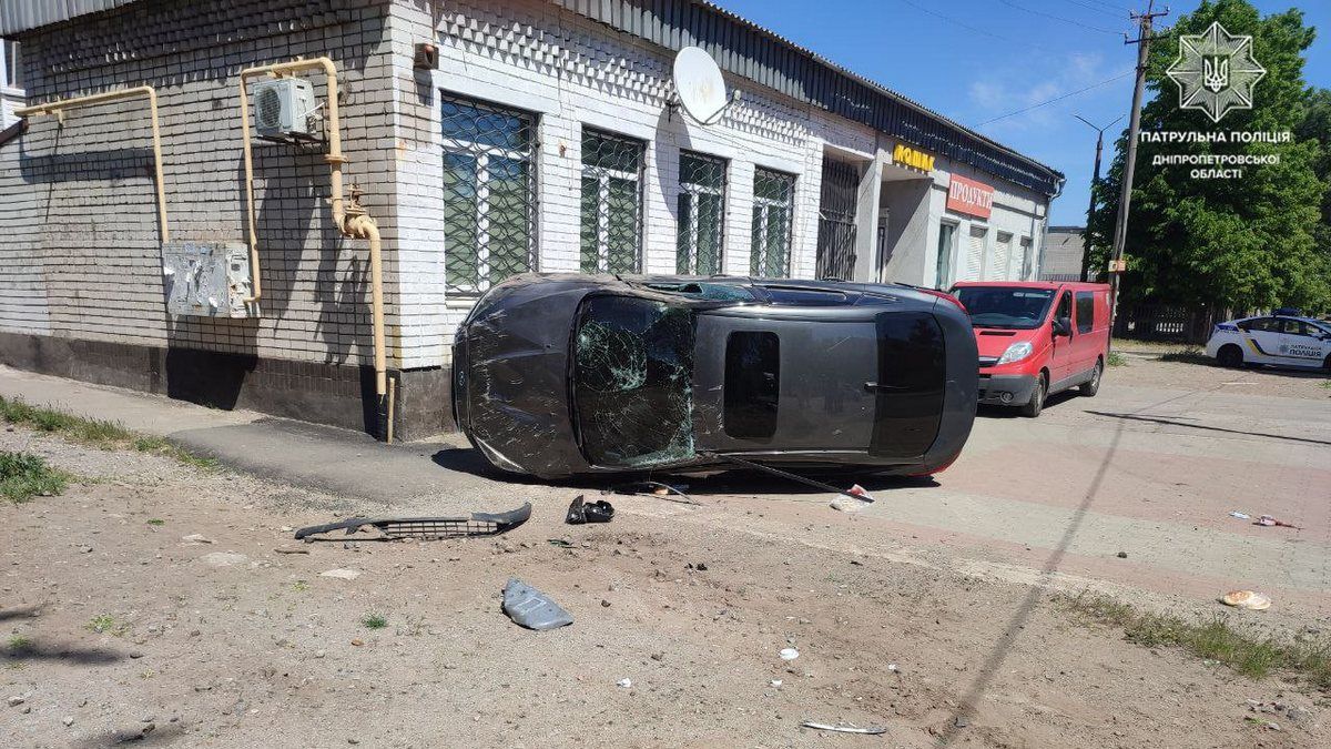 В Днепре водитель Ford сбил мужчину: машина перевернулась