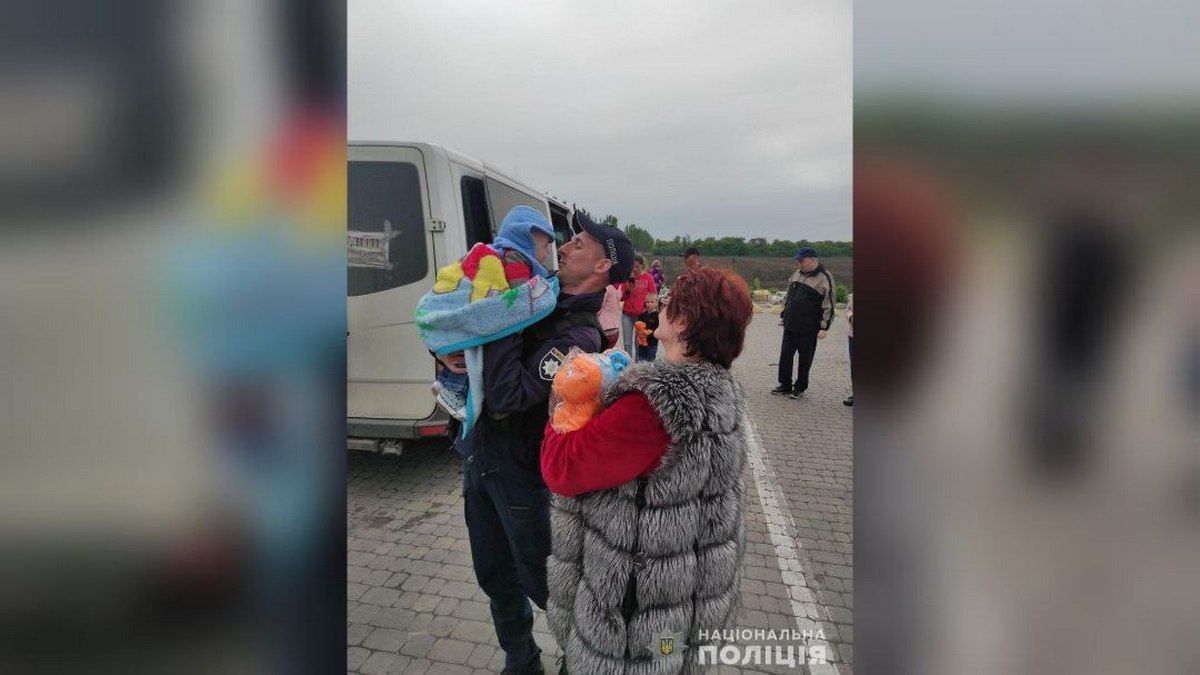 Полицейские Днепропетровской области помогли эвакуироваться жителям Бахмута