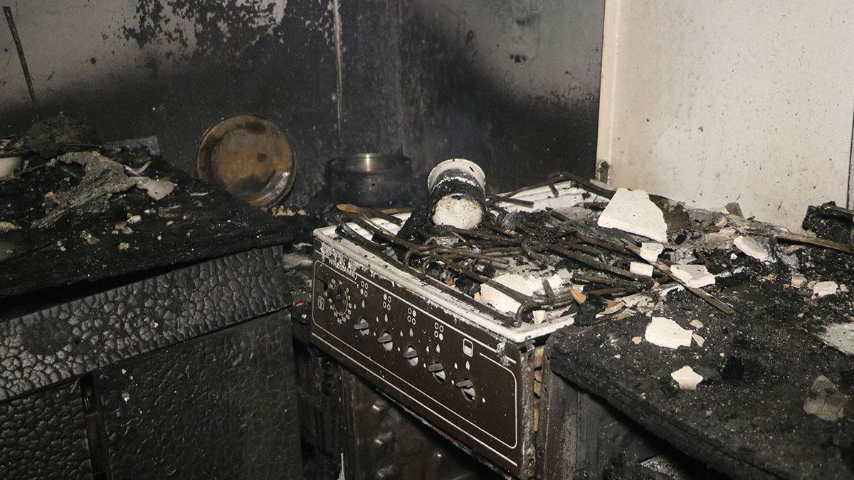 В Днепре на Игрени ночью горел дом: с огнем боролись два часа