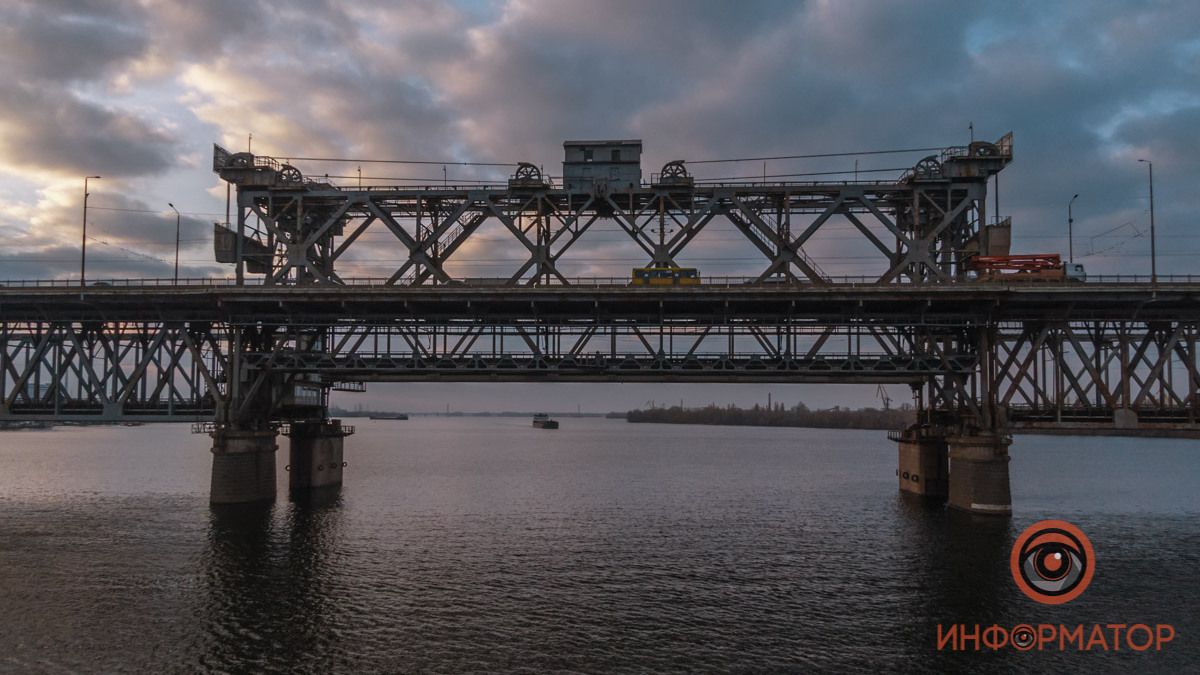 В Днепре на Амурском мосту нашли сумку с гранатой и патронами