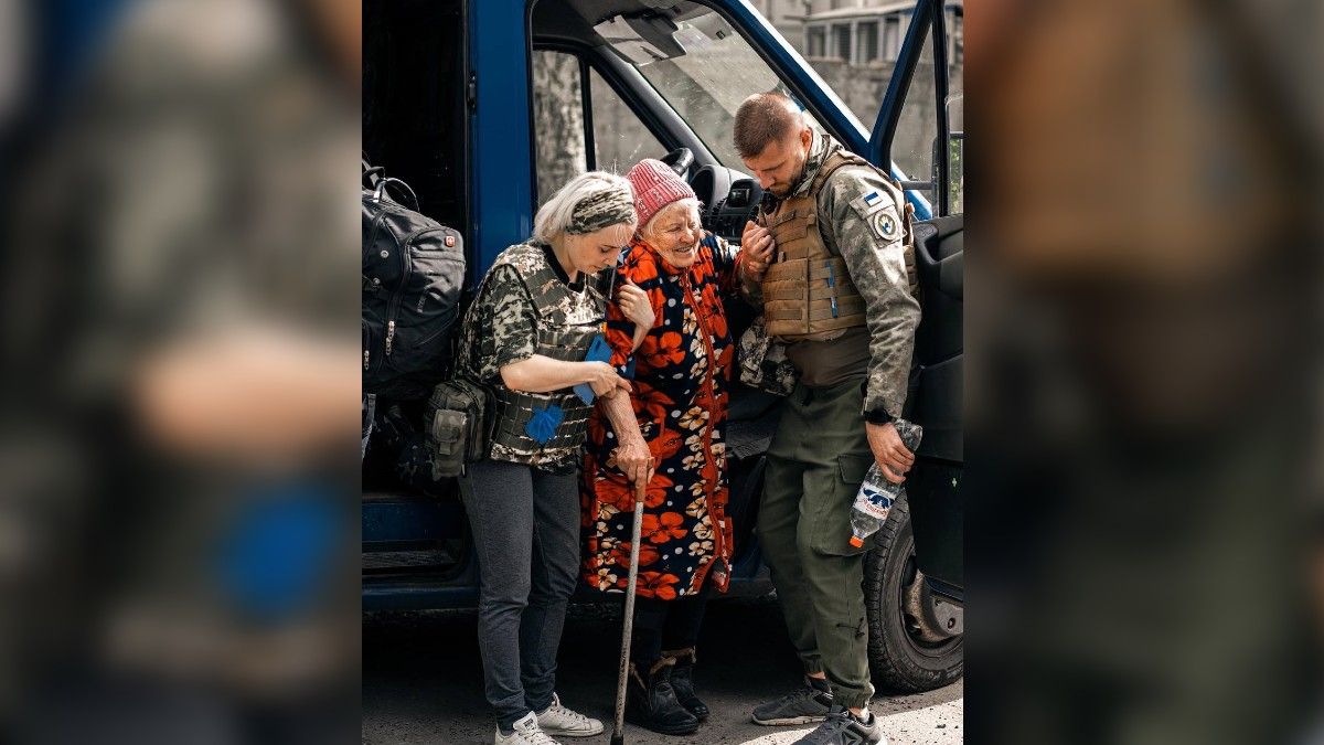 Волонтеры из Днепра эвакуировали 54 человека из Лимана и Бахмута