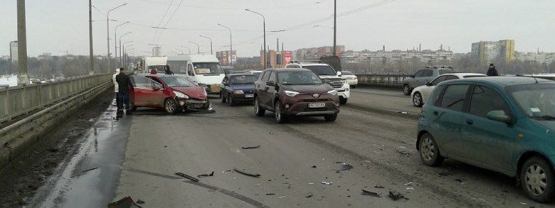 Серьезное ДТП на Новом мосту: девушка на Peugeot вылетела на встречную (ФОТО)