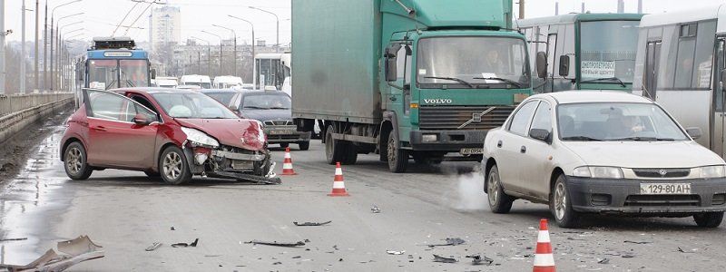 На Новом мосту столкнулись три машины: новые подробности (ФОТО)
