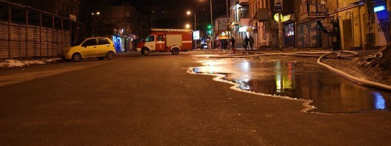 В центре Днепра горело заброшенное здание (ФОТО, ВИДЕО)