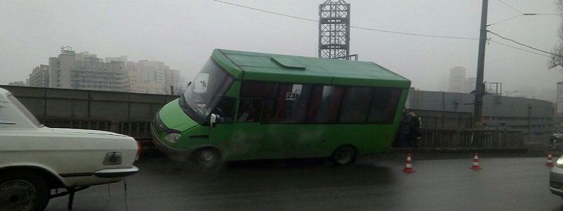 С Нового моста чуть не вылетела маршрутка (ФОТО)