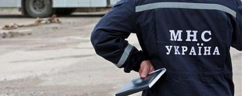 В Днепре спасатели вытащили микроавтобус из ямы (ФОТО)