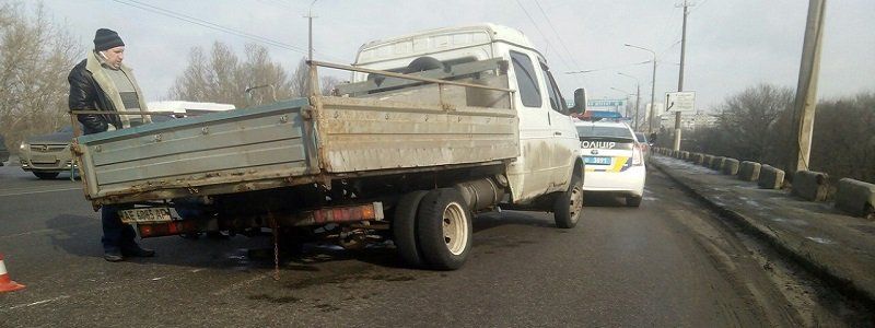 На Новом мосту у Газели отвалились колеса: образовалась огромная пробка (ФОТО)