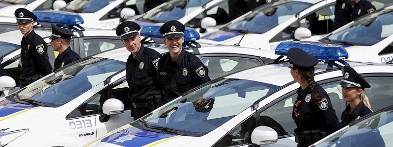 Минутка добра: в Днепре полицейские лично вернули девушке украденный кошелек