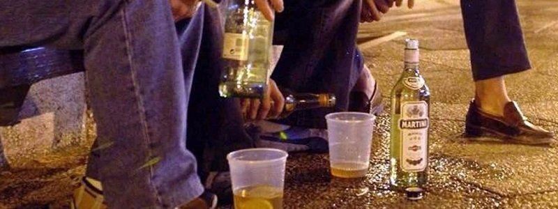 Любовь и алкоголь: в Днепре разыскиваемая девушка дебоширила в АТБ с новым кавалером