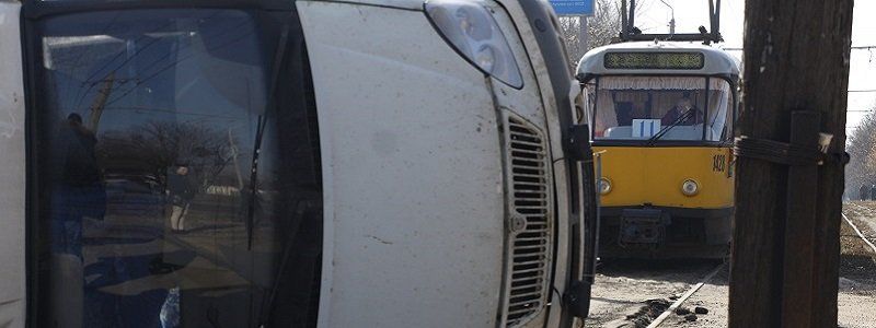 На Рабочей перевернулась Газель: движение трамваев заблокировано