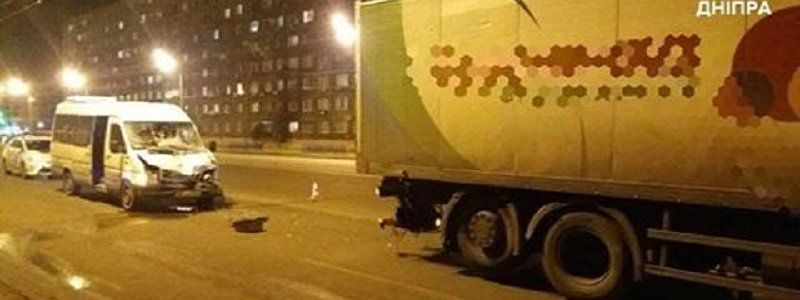 В Днепре произошло ДТП с участием маршрутки