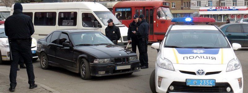 Заварушки возле железнодорожного вокзала: почему три полицейских патруля окружили легковушку