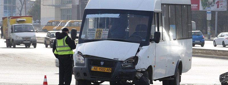 На проспекте Богдана Хмельницкого произошло ДТП с маршруткой: есть пострадавшие