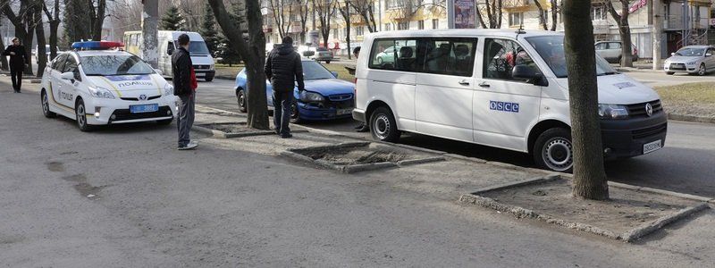 Женщина с коляской спровоцировала ДТП: Пострадала машина ОБСЕ, разбита Honda, застряла маршрутка