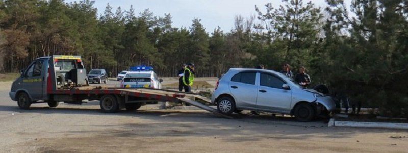 Кто в лес, кто по дрова: в Днепре девушка на Nissan снесла три елки