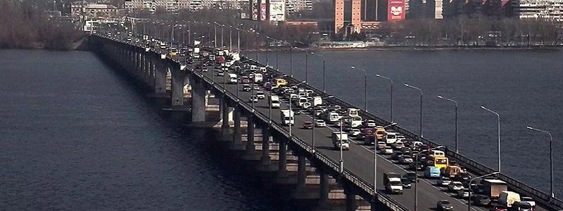 На Новом мосту огромная пробка: выбирайте альтернативные маршруты