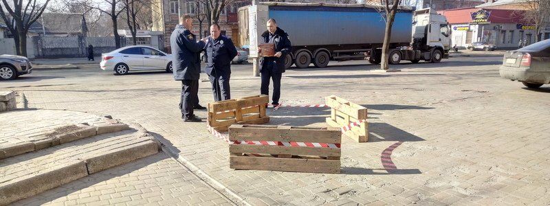 Хлопок, искры и дым из-под земли: что напугало прохожих на улице Щепкина
