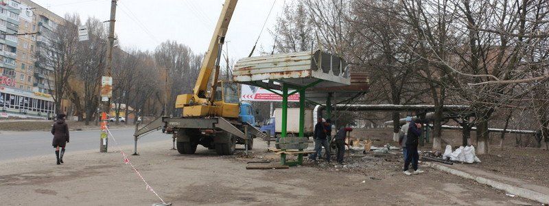 На Тополе восстанавливают упавшую остановку