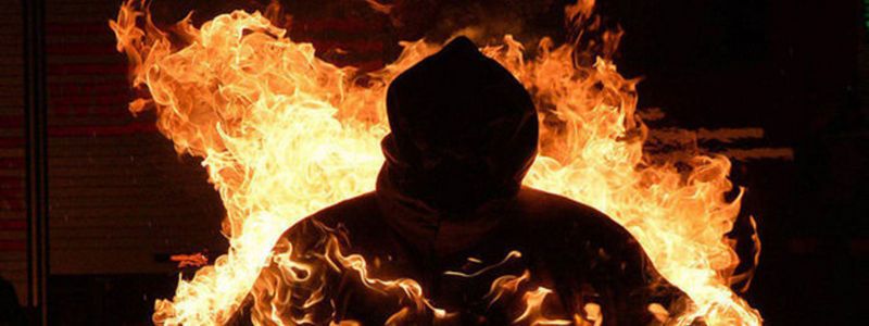 В Днепре пьяные мужчины избили и сожгли товарища