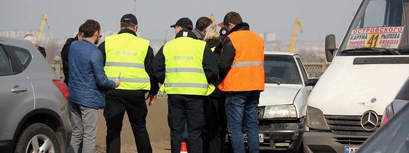 ДТП на Амурском мосту: столкнулись 3 легковых авто и трамвай