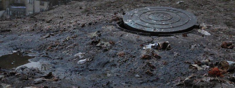 Второй всемирный потоп и бюрократия: двор на Северном регулярно заливает нечистотами