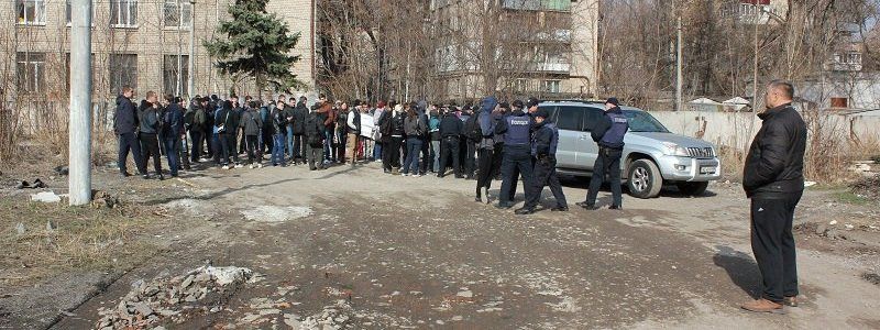 В Днепре митинговали под недостроенной многоэтажкой