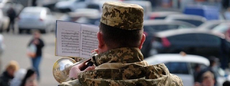 В Днепре украинских добровольцев почтили патриотическим флэшмобом
