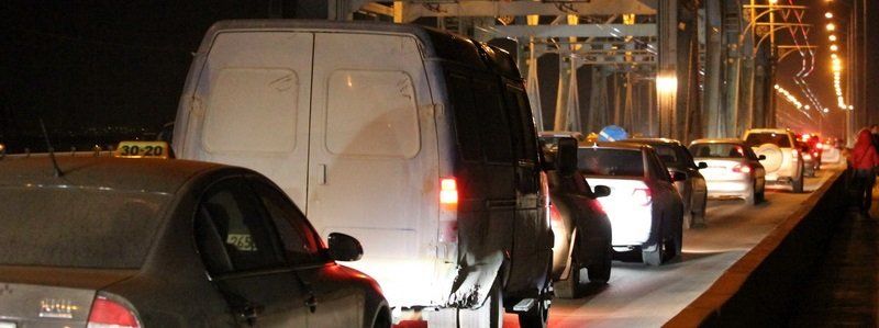 Старый мост застрял в пробке: сразу несколько происшествий на одном участке