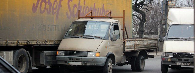 В Днепре столкнулись фура и Газель: образовалась большая пробка