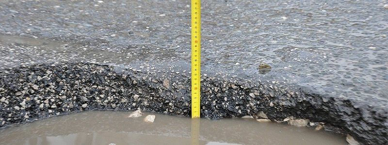 Опасность для автомобилистов: под Днепром водителей ожидают ямы-ловушки