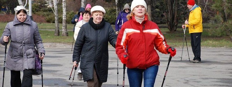 Жители Днепра учились скандинавской ходьбе