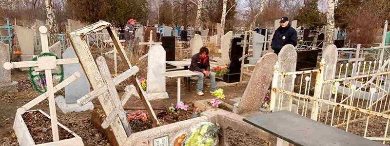 Ничего святого: в Днепре задержали вора, который промышлял на кладбище