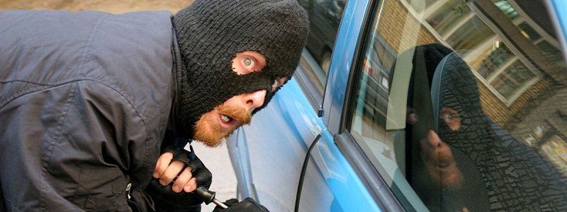 В Днепре разыскивают автоугонщика: полиция просит о помощи