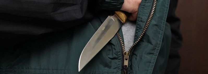 В Днепре отчим порезал мужчине руки и шею