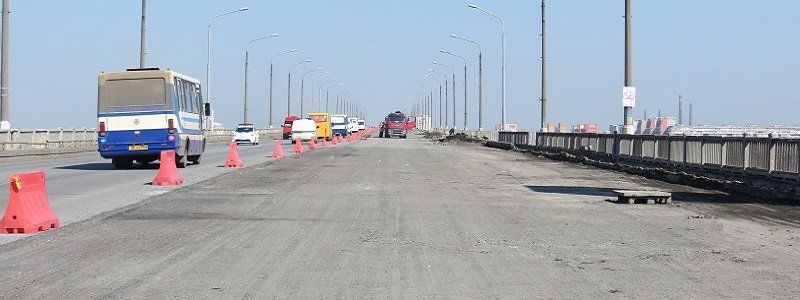 Опасность сорваться в реку: что сейчас происходит на Новом мосту