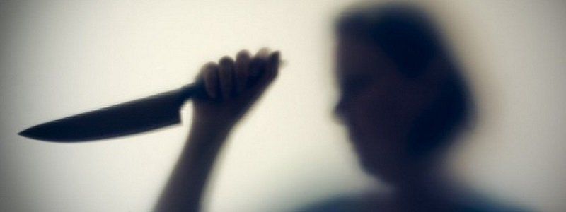 Поножовщина после 20 лет брака: в Днепре жена изрезала мужа, мешавшего чистить картошку