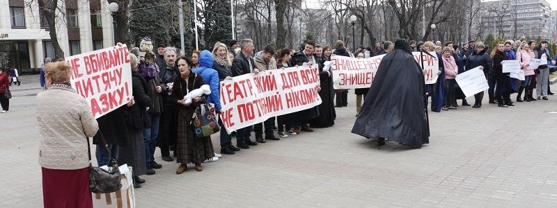 Смерть с косой, имперский марш и похоронный венок: что происходило возле облсовета