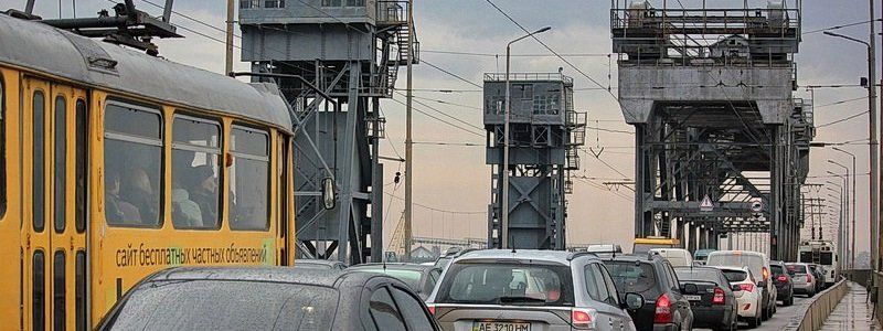 На Старом мосту убрали плакат с таинственной надписью