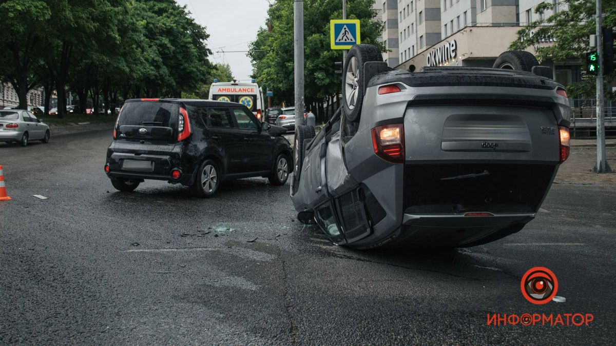 В Днепре на Поля Jeep столкнулся с Kia и перевернулся