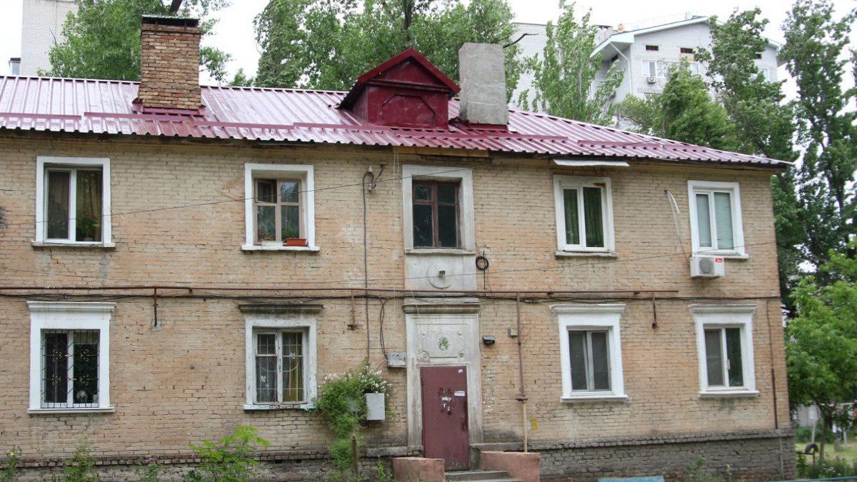В Днепре коммунальщики отремонтировали крышу, которая была полностью разрушена из-за непогоды