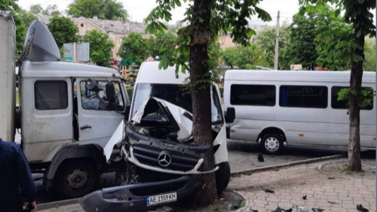 В Каменском грузовик врезался в два микроавтобуса Sprinter