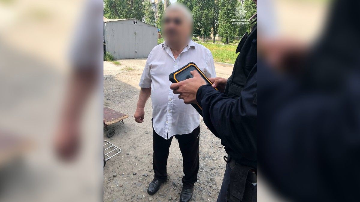 В Днепре 73-летний мужчина пытался отрезать нос незнакомому человеку