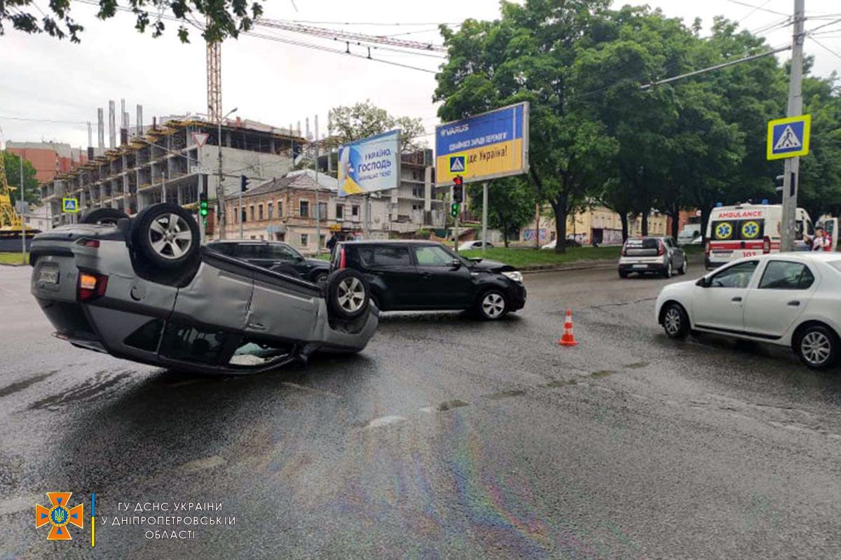В Днепре на Поля Jeep столкнулся с Kia и перевернулся: комментарий спасателей